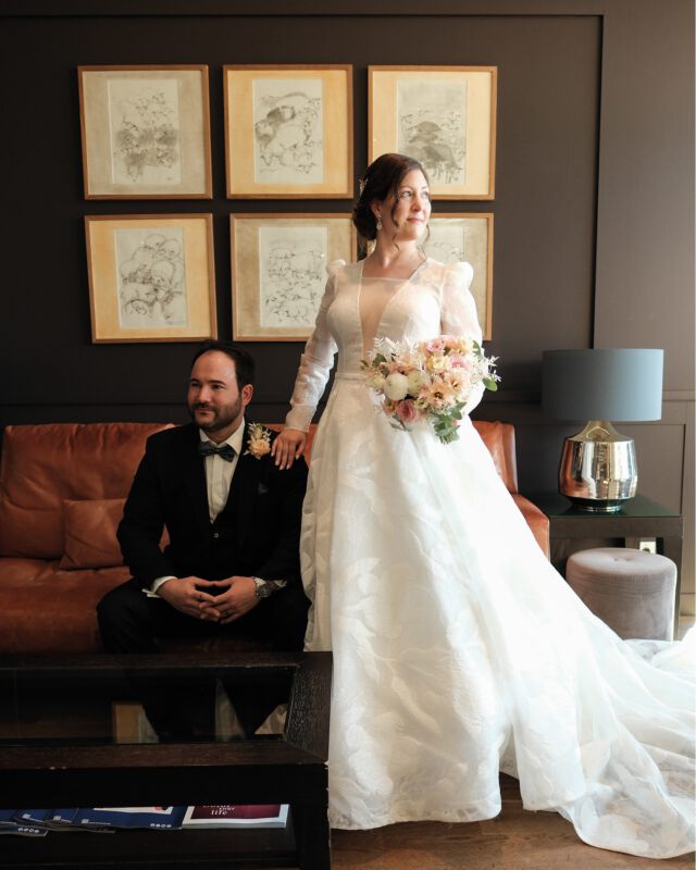 Ein unvergesslicher Tag im Achalm Hotel – Eine Hochzeit voller Liebe und Freude.⁣
⁣
Im September durften wir eine wunderschöne Hochzeit im Achalm Hotel in Reutlingen begleiten – eine Location, die durch ihre atemberaubende Aussicht und moderne Eleganz in unserer Heimatstadt bekannt ist.⁣
⁣
Von Beginn war die Atmosphäre voller Freude und Liebe. Die Vorbereitungen begannen in den lichtdurchfluteten Räumen des Hotels. Während wir die ersten Fotos auf der Terrasse machten, bewunderten wir die sanften Hügel, eine weite Aussicht über Reutlingen und das weiche Licht des Spätsommertages – ein Traum für jeden Fotografen.⁣
⁣
Nach der Zeremonie ging es in den festlich dekorierten Saal, wo die Gäste ausgelassen feierten.  Es ist immer wieder beeindruckend zu sehen, wie die Liebe zweier Menschen alle um sie herum inspiriert und verbindet :)⁣
⁣
An Brautpaare da draußen: Wenn ihr euch eine Location wünscht, die Stil, Natur und Eleganz vereint, ist das Achalm Hotel ein perfekter Ort. Und wir wären mehr als glücklich, euren besonderen Tag in Bildern festzuhalten.⁣
⁣⁣⁣⁣⁣⁣⁣⁣
#waymycamsees #hochzeit #hochzeitsfotografie #hochzeitsbilder #hochzeitsmomente #hochzeitsmoment #weddinginspiration #weddingdress #weddingday #weddingphotography #weddingphotographer #hochzeitsfotografstuttgart #hochzeitsfotografreutlingen #achalm #achalmhotel #achalmreutlingen #fujifilm #fujifilmxh2 #fujifilmxseries #groomdress #weddingpictures #reutlingen #stuttgart